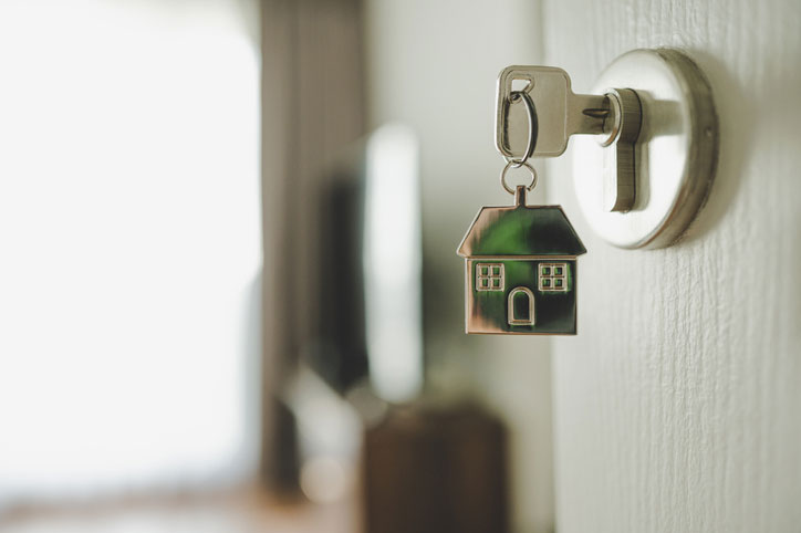 key in house lock of door knob